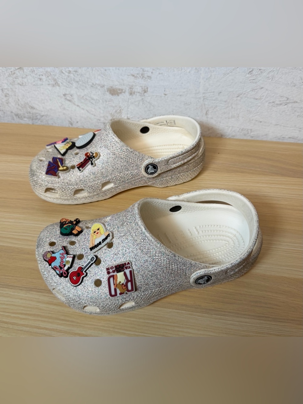 Kids Crocs Classic Glitter II clogs TAYLOR SWIFT Edition - Picture 2 of 7
